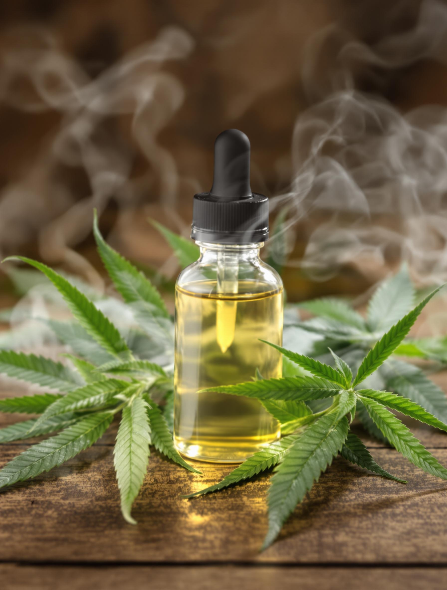 Gros plan sur une bouteille d'e-liquide CBD posée sur une surface en bois